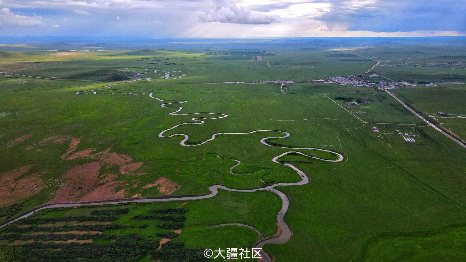 蜿蜒在天边草原的乌拉盖河