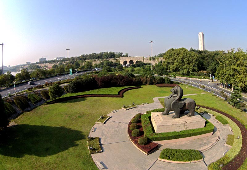 中山门,位于南京城东,城门坐西朝东.因傍皇城且朝东,古称"朝阳门".