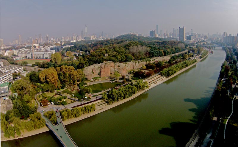石头城,三国东吴孙权迁都城来秣陵(今南京),城基就利用清凉山的天然