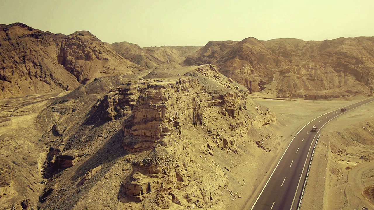 寸草不生 荒凉之美《新疆干沟》- 午马航拍