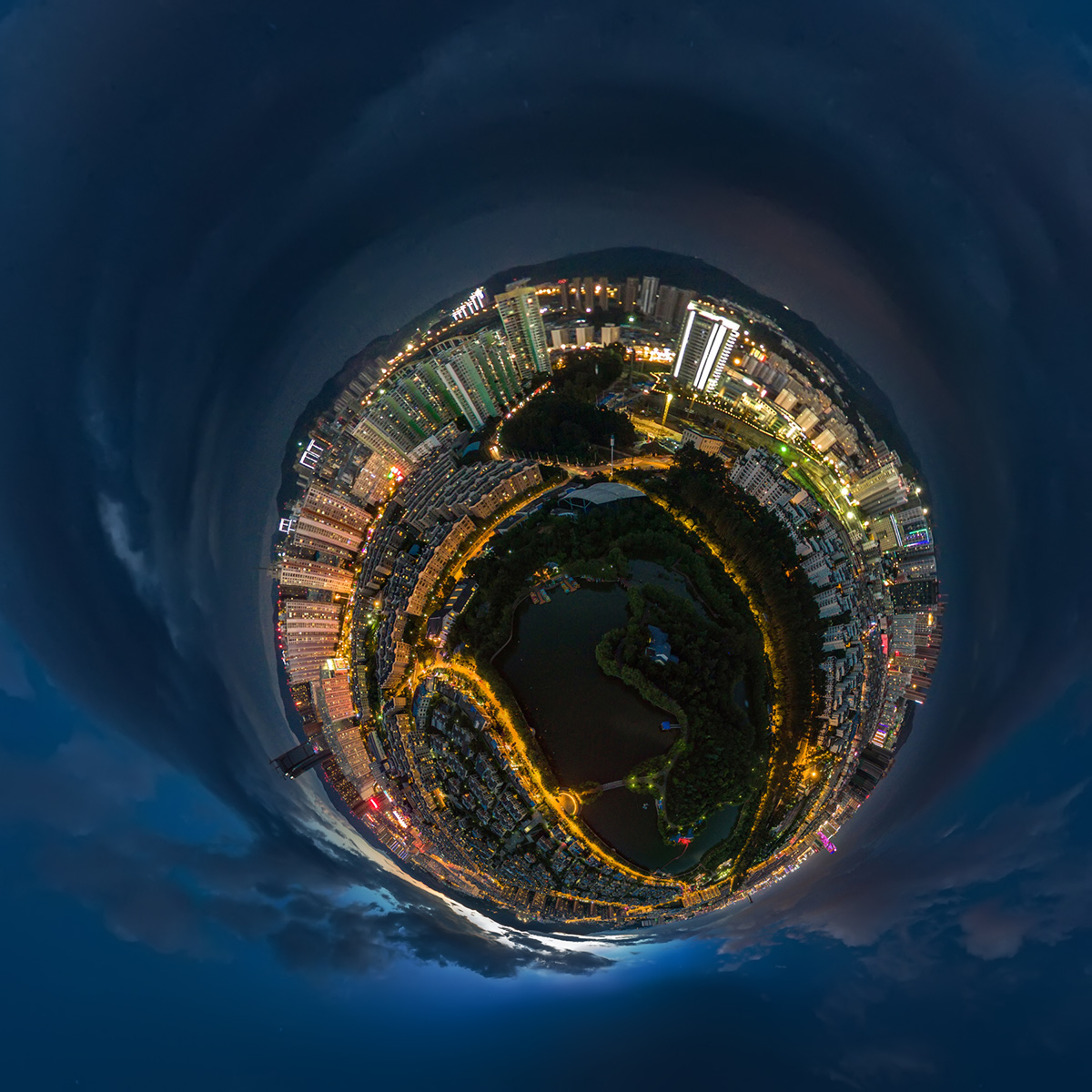 【最美身边风景】昆明月牙潭公园夜景(全景摄影)