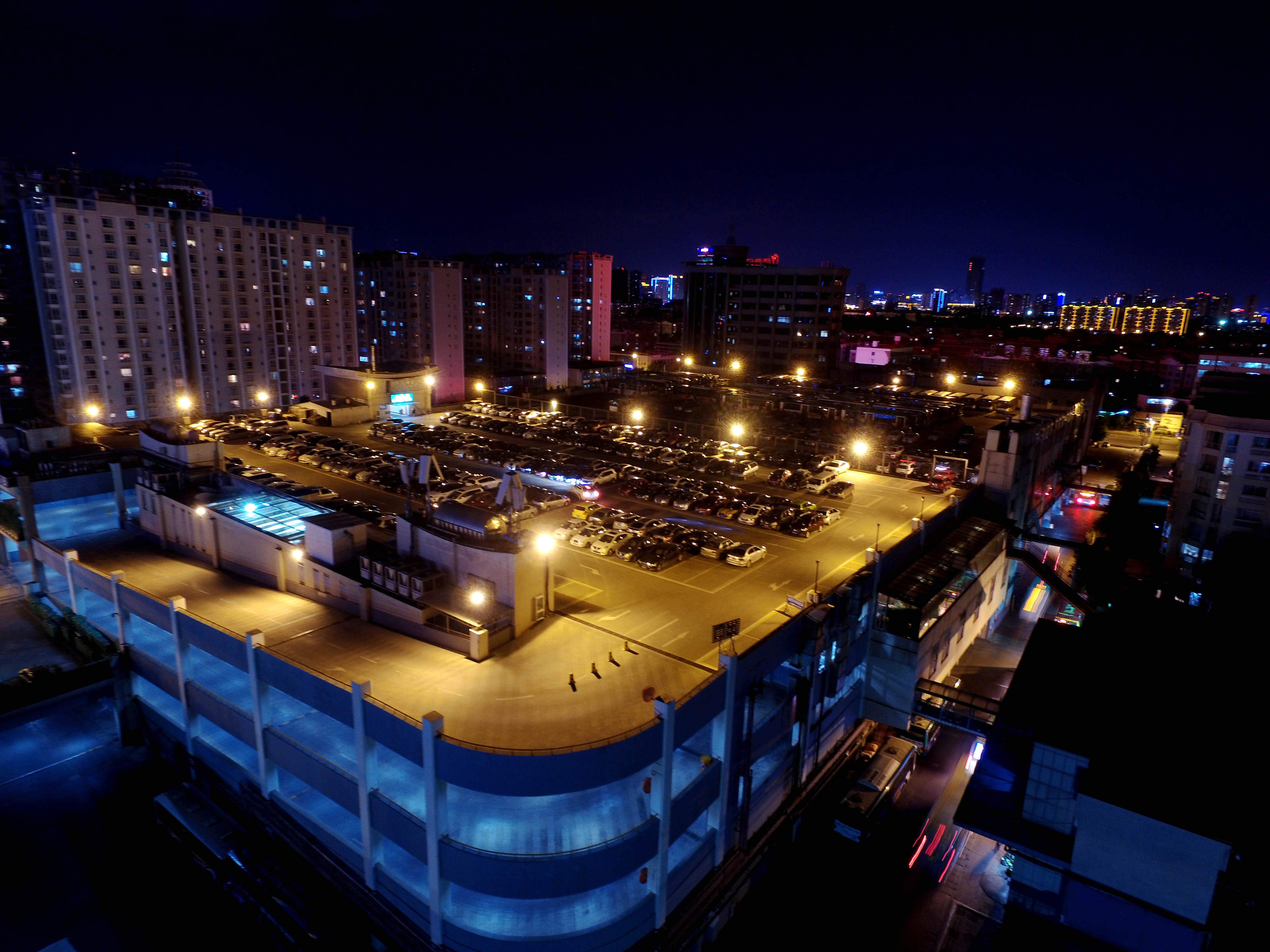 【白天不懂夜的黑】昆明北市区公交车场