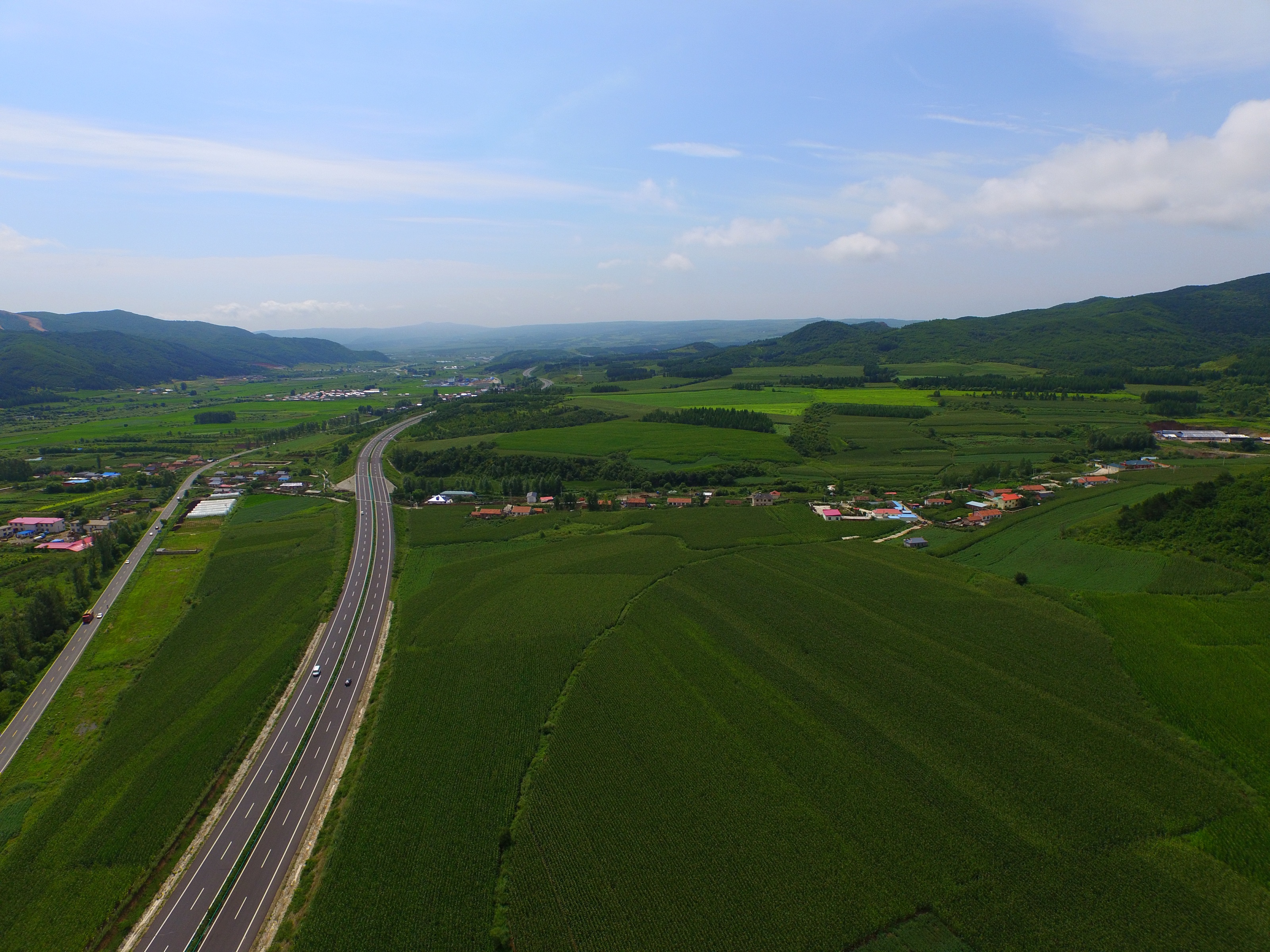航拍绵延不绝的吉林山脉(长白山附近)