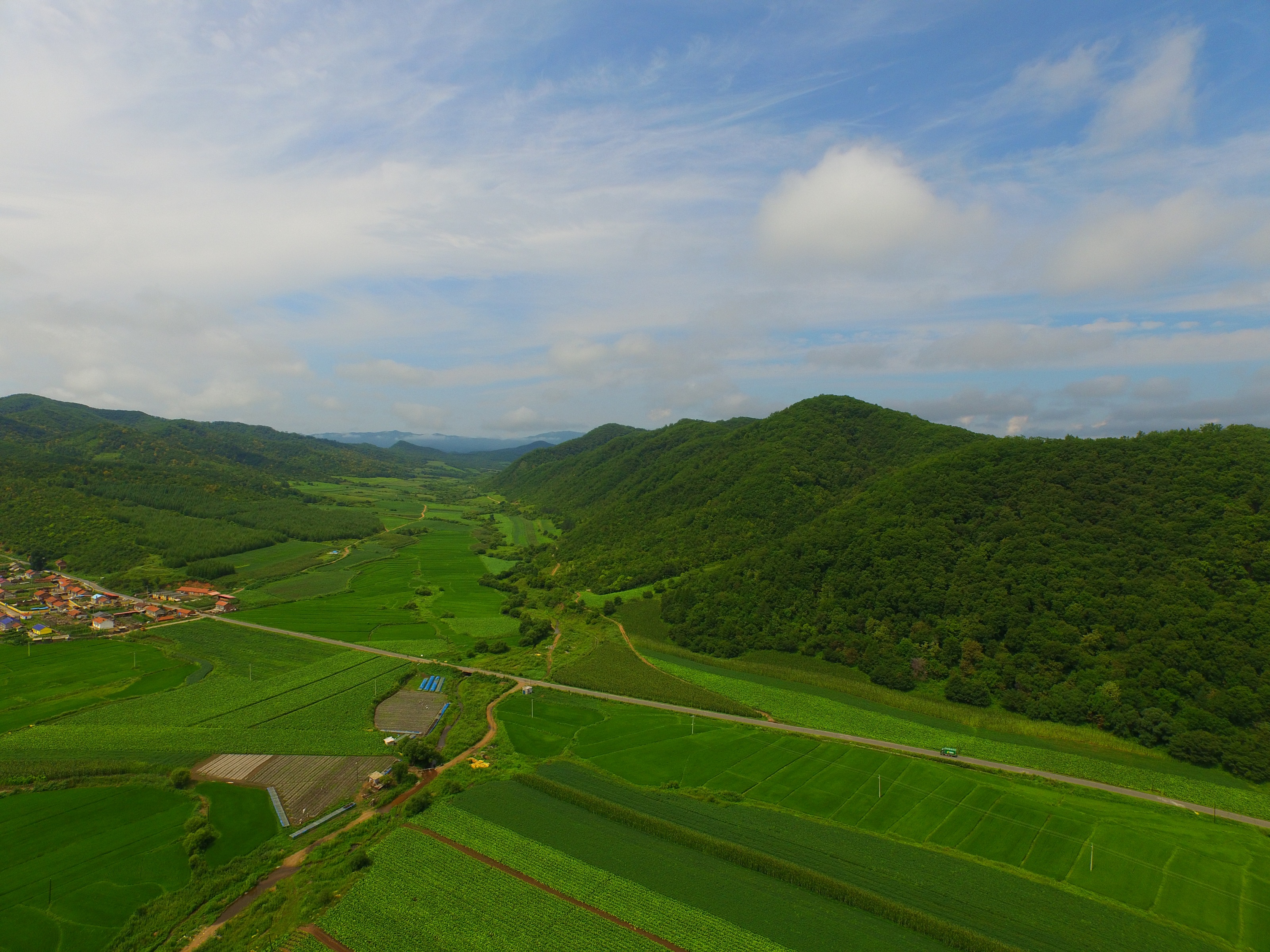 航拍绵延不绝的吉林山脉(长白山附近)