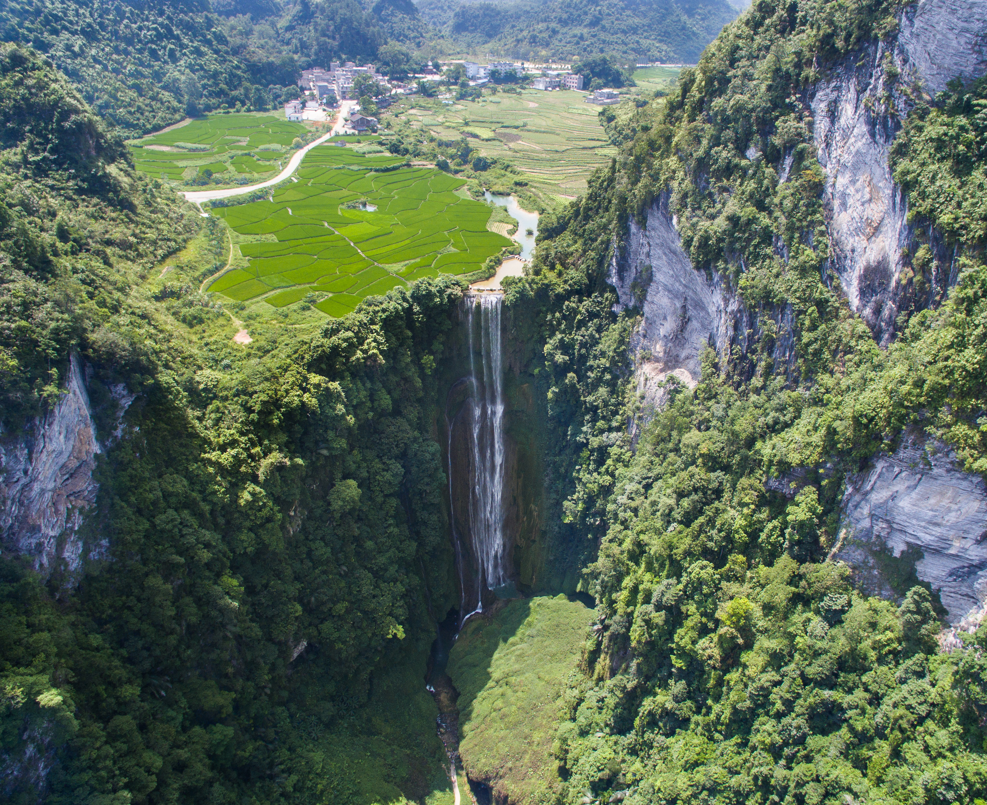 航拍广西德天瀑布花千骨酒是故乡醇取景地