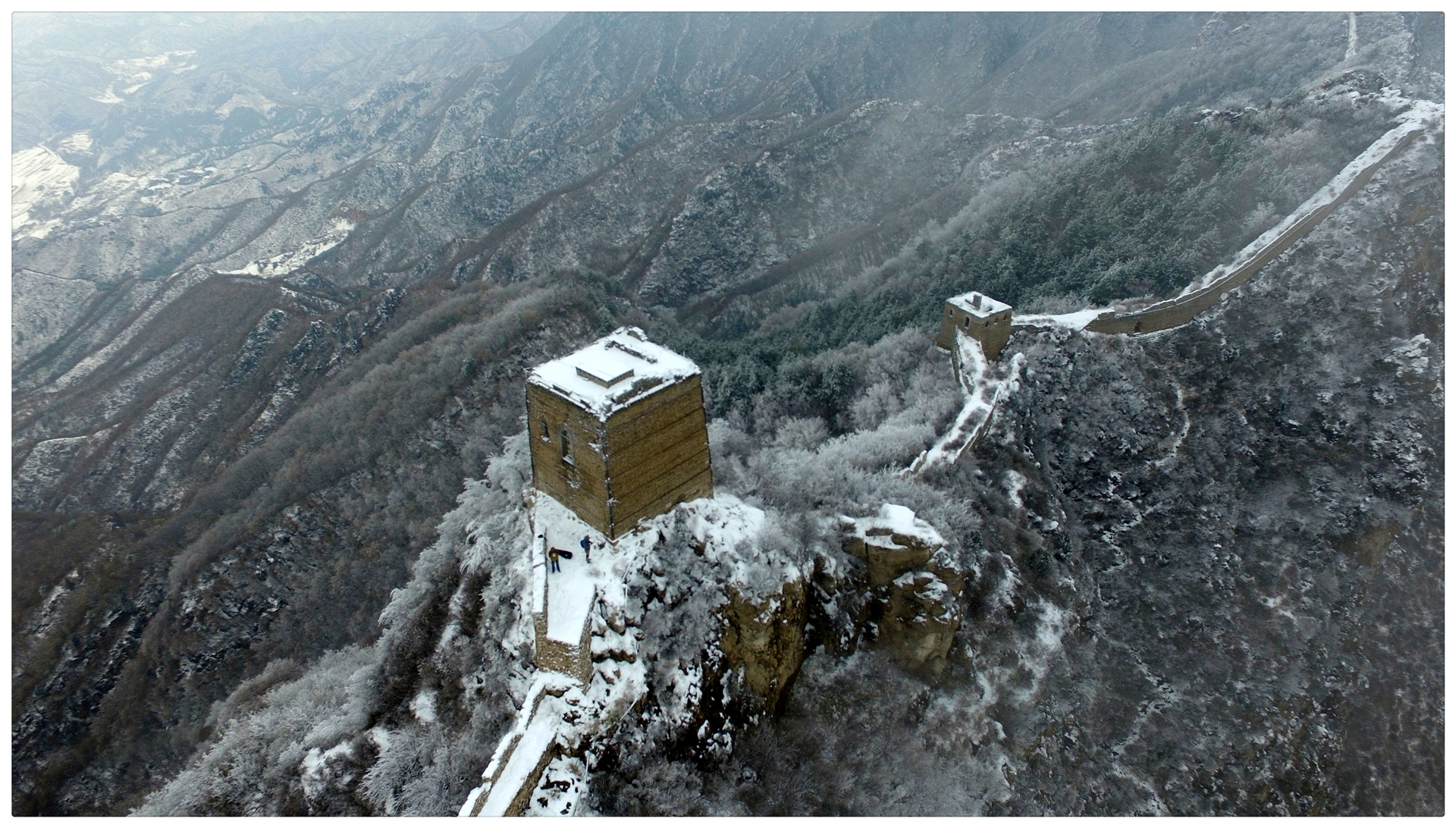 航拍雪景司馬臺長城望京樓