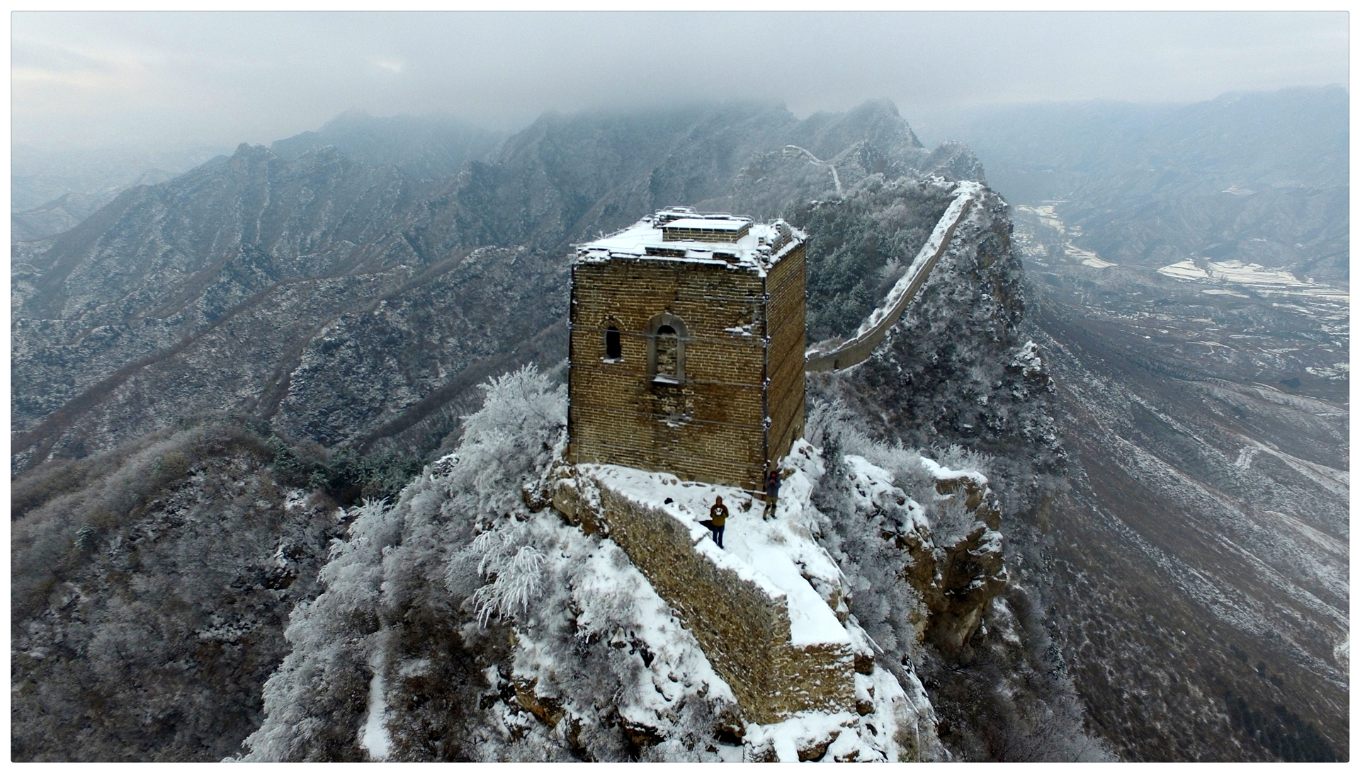 航拍雪景司马台长城望京楼