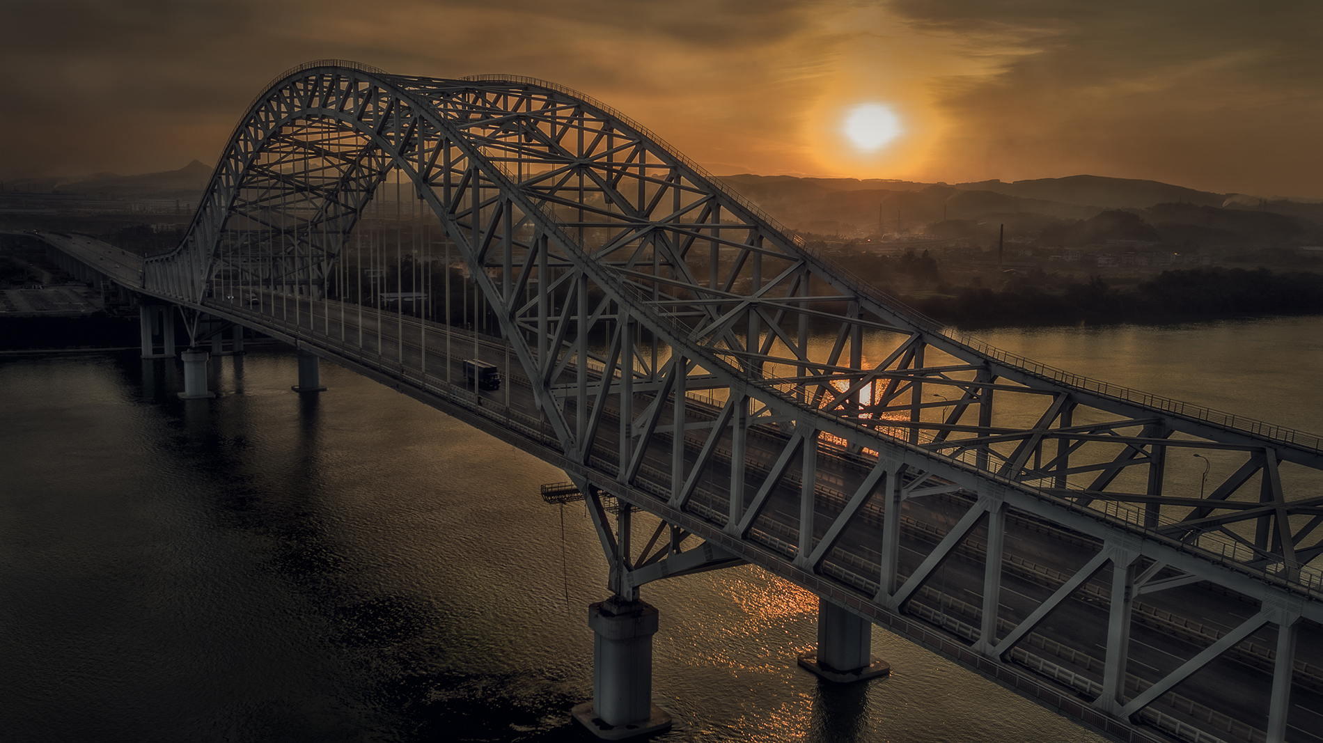 夕阳下的白露大桥