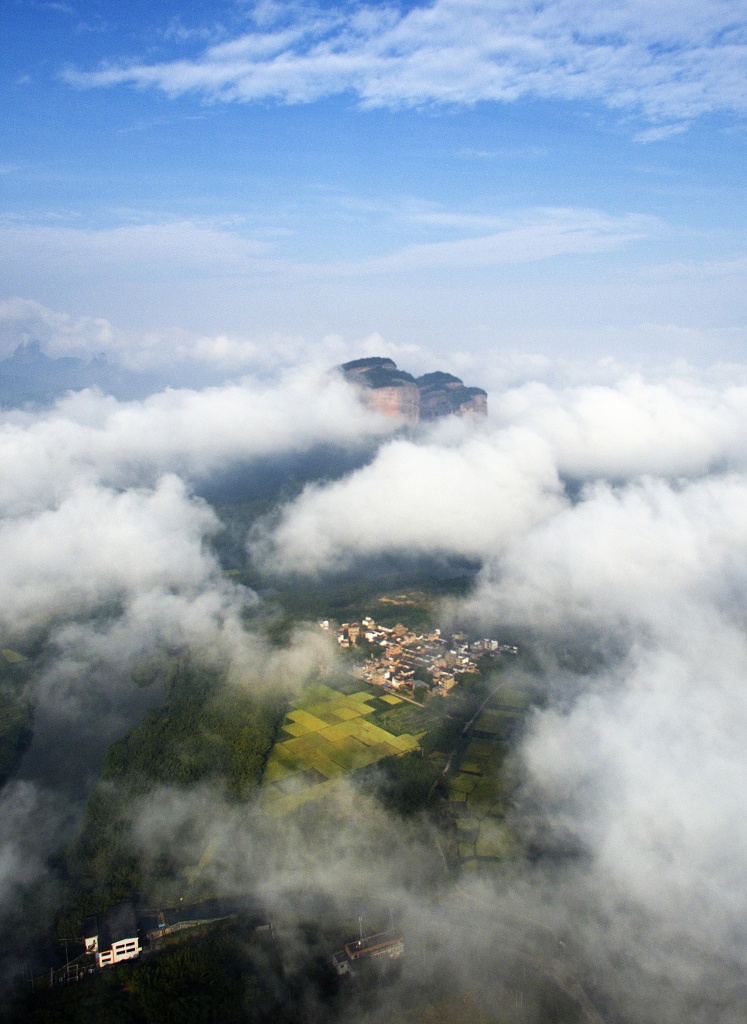 《白云深处有人家》 拍摄于韶关仁化丹霞山姐妹峰,难得一遇的云上丹霞