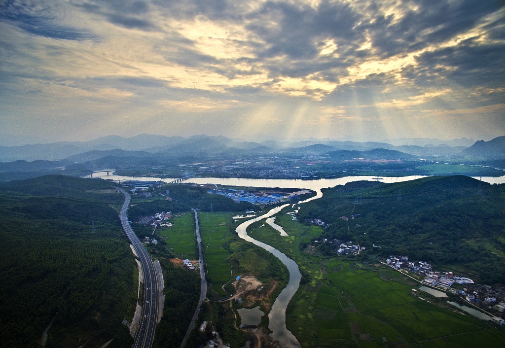 《北江与曲江》 拍摄于韶关白土北江河畔,蜿蜒的漕溪河流经曲江,消失