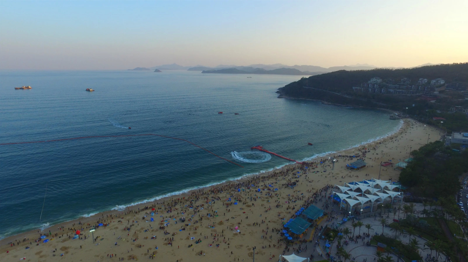 在海边玩耍游艇的小伙伴们