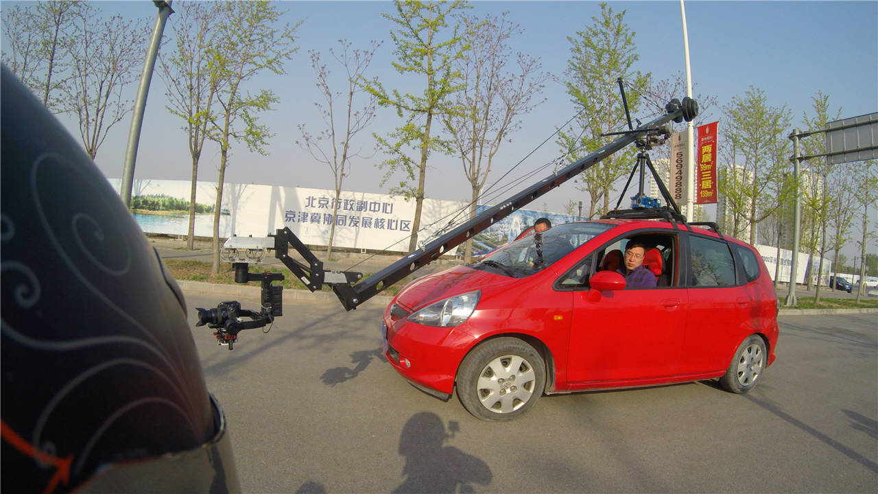 用dji ronin m和飞度diy的全自动车载摇臂拍摄卡丁车双车漂移