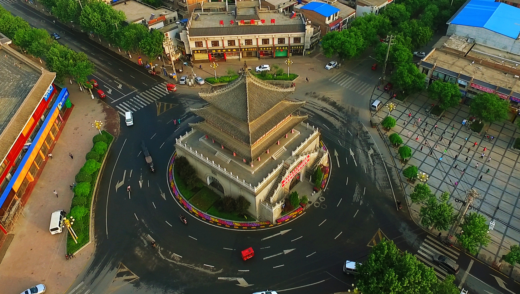 户县钟楼有四百多年的历史,是县城地标建筑,前些天飞了兴趣点环绕