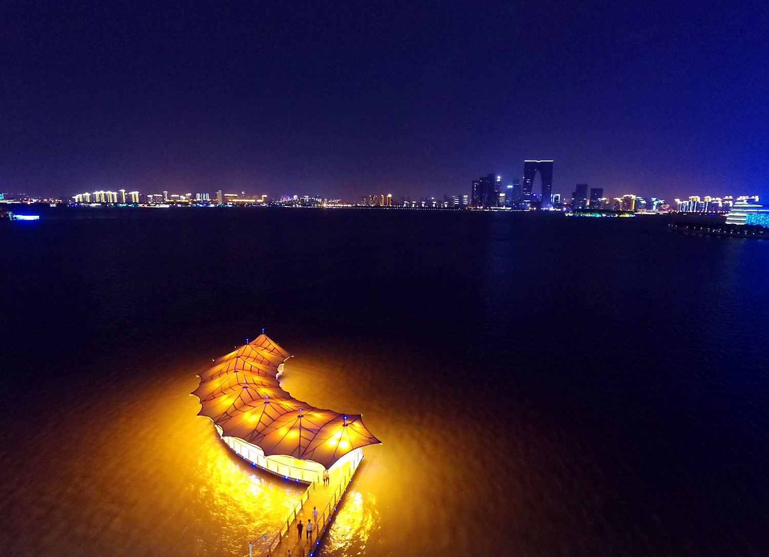 夜晚的金鸡湖