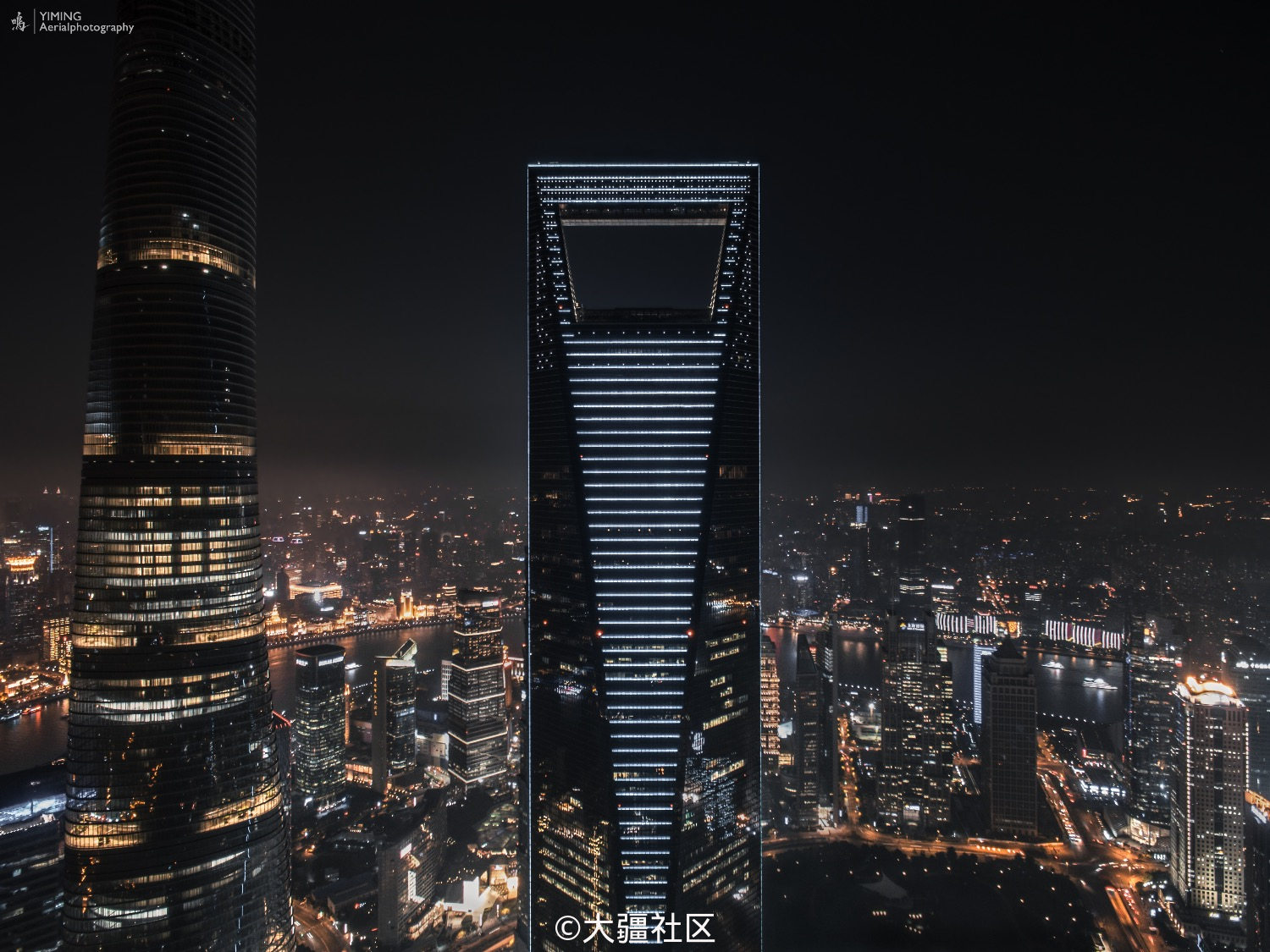 夜幕下的上海环球金融中心.