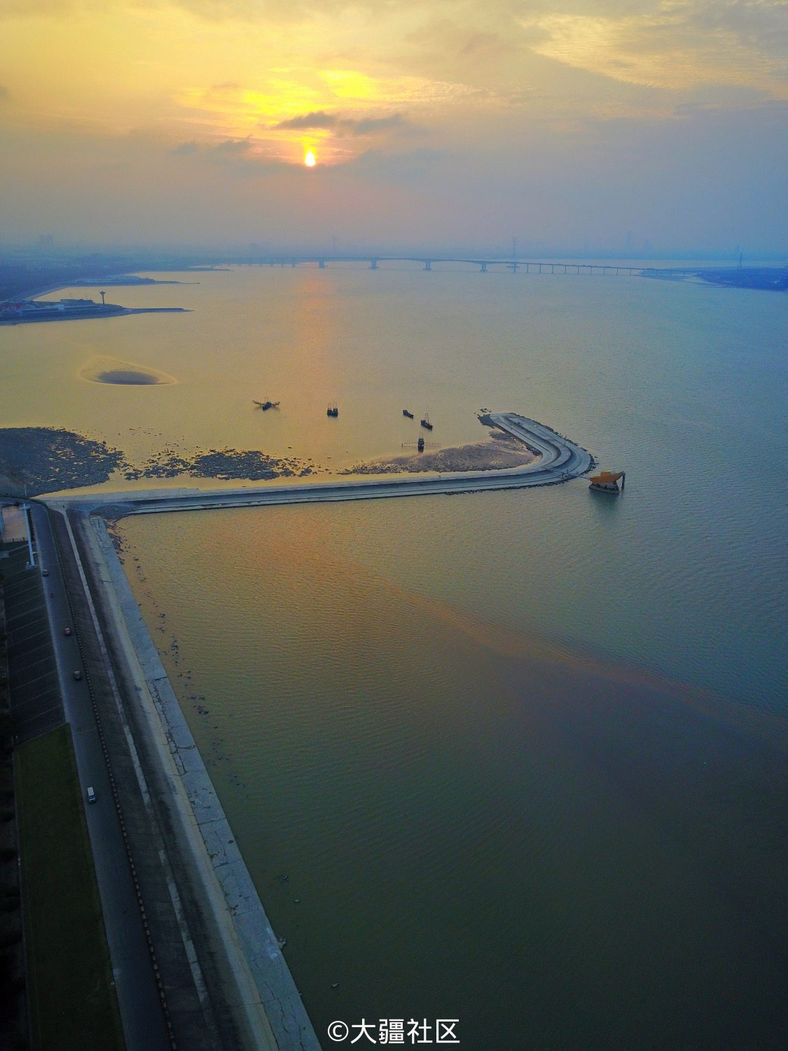 雾霾下的钱塘江美女坝