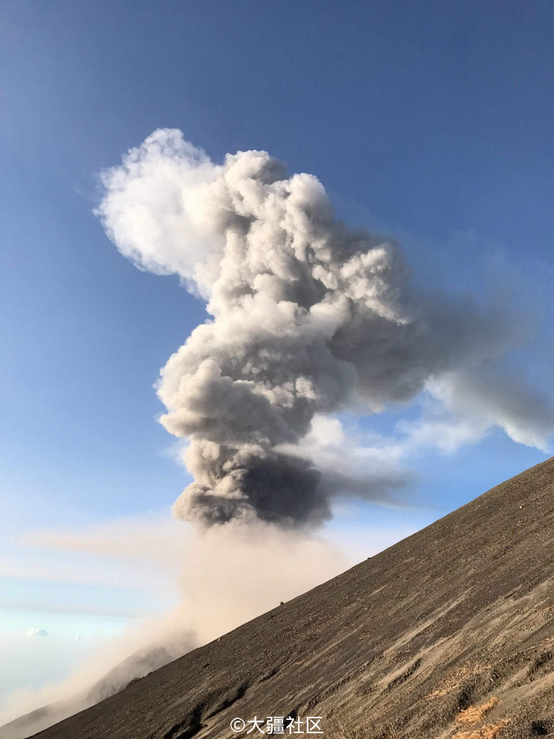 09:20  中国吉林和朝鲜交界的长白山天池是火山口,台湾有火山口,新疆