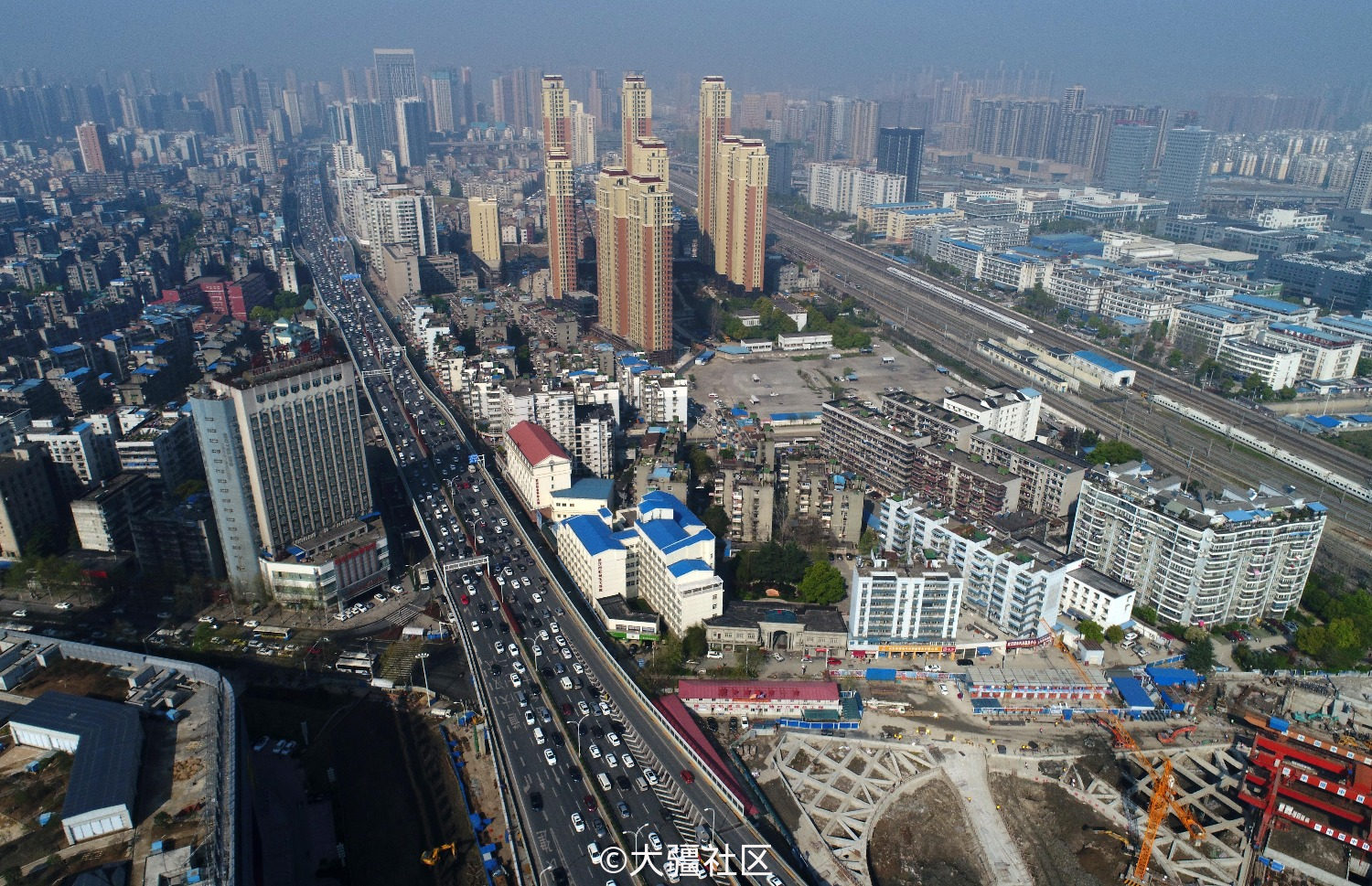 汉口竹叶山立交桥到汉口火车站方向车行缓慢.