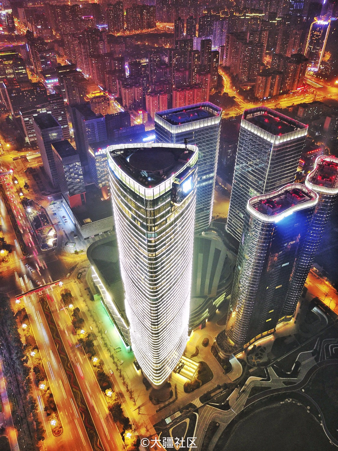 御姐返厂了发个成都新开的银泰中心夜景缅怀一下