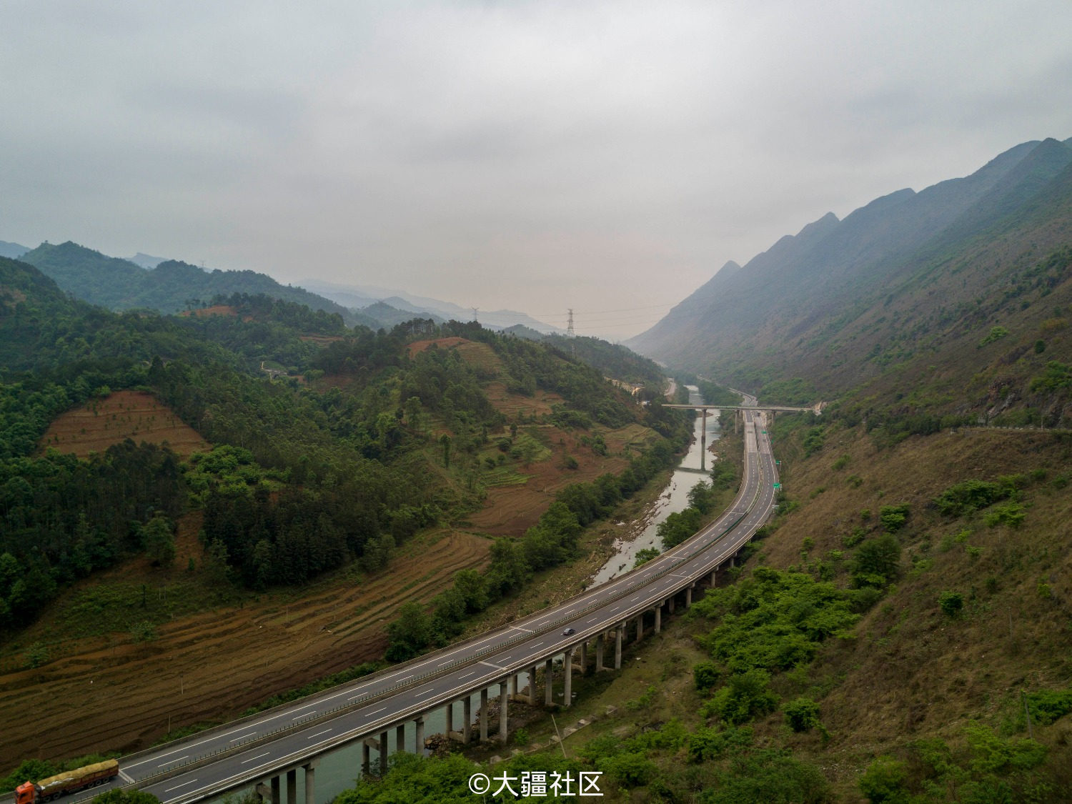 罗平至贵州盘县高速公路,在大山中穿行.