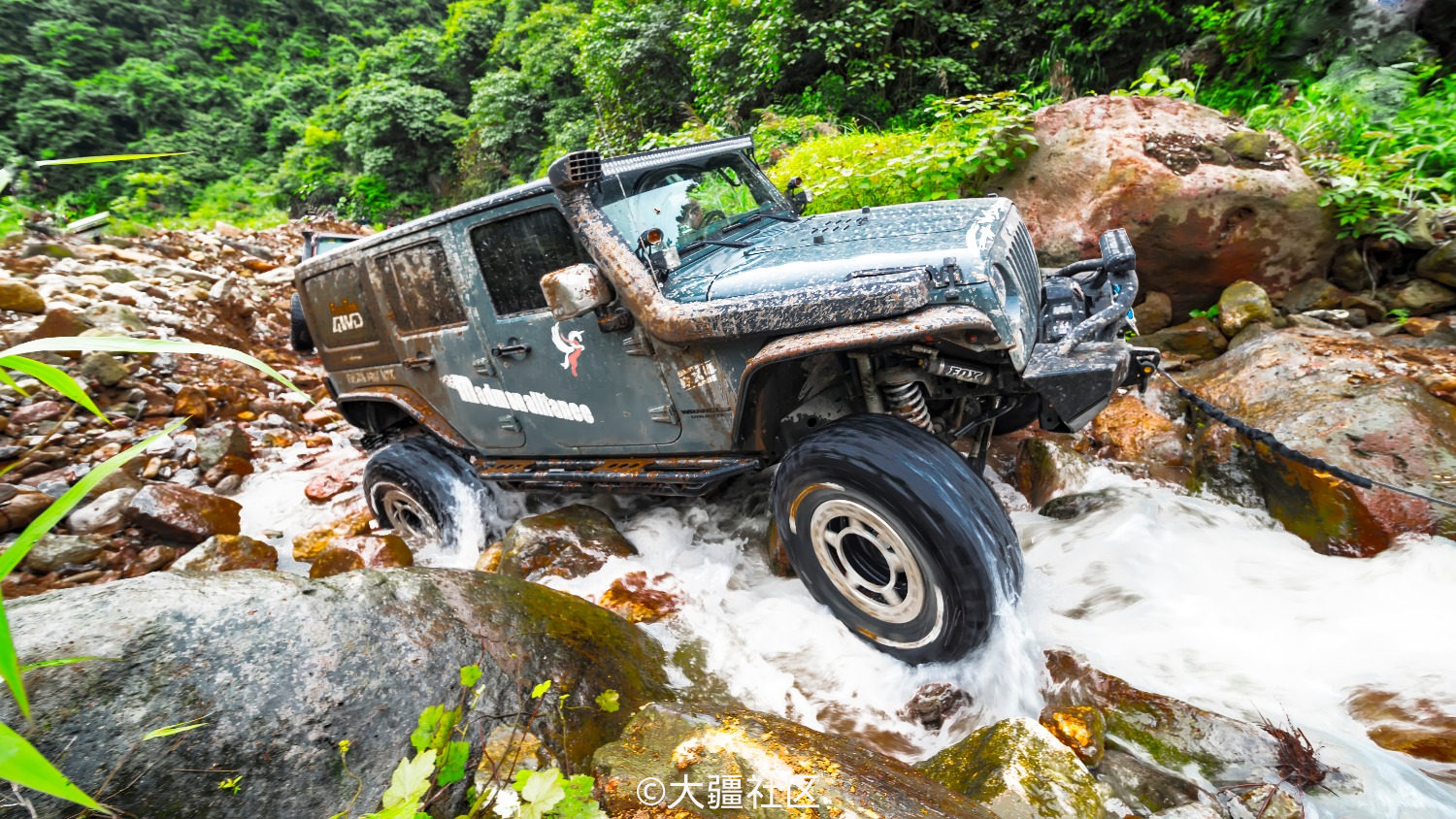 航拍牧马人越野车穿越乱石河道
