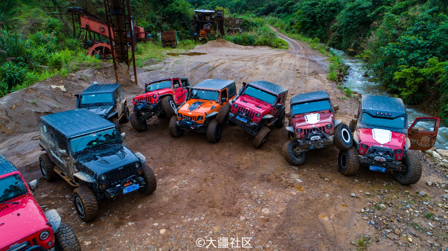 航拍牧马人越野车穿越乱石河道