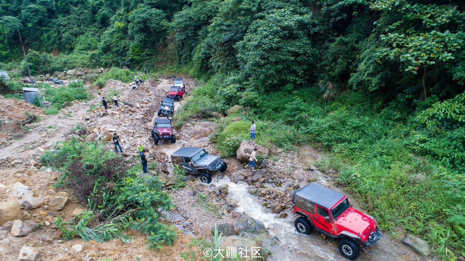 航拍牧马人越野车穿越乱石河道