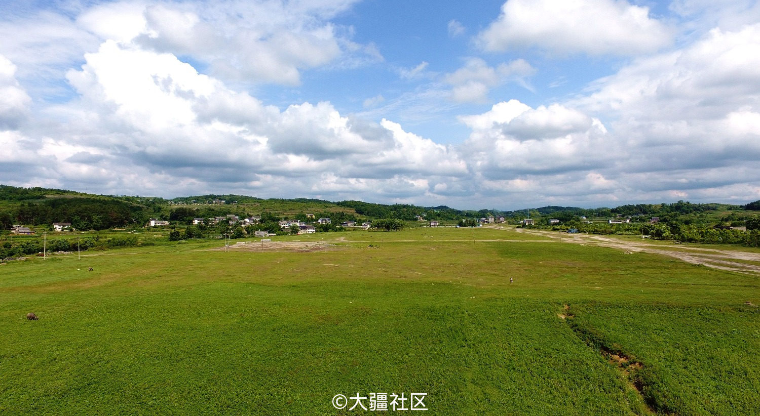 遵义龙坪飞机场建于民国二十八年(1939年),是抗战时期重要的抗战机 