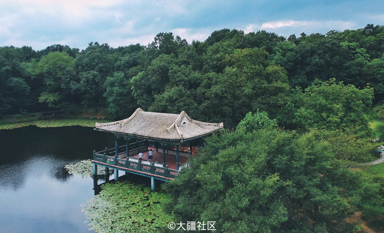 暴雨后的紫金山水榭