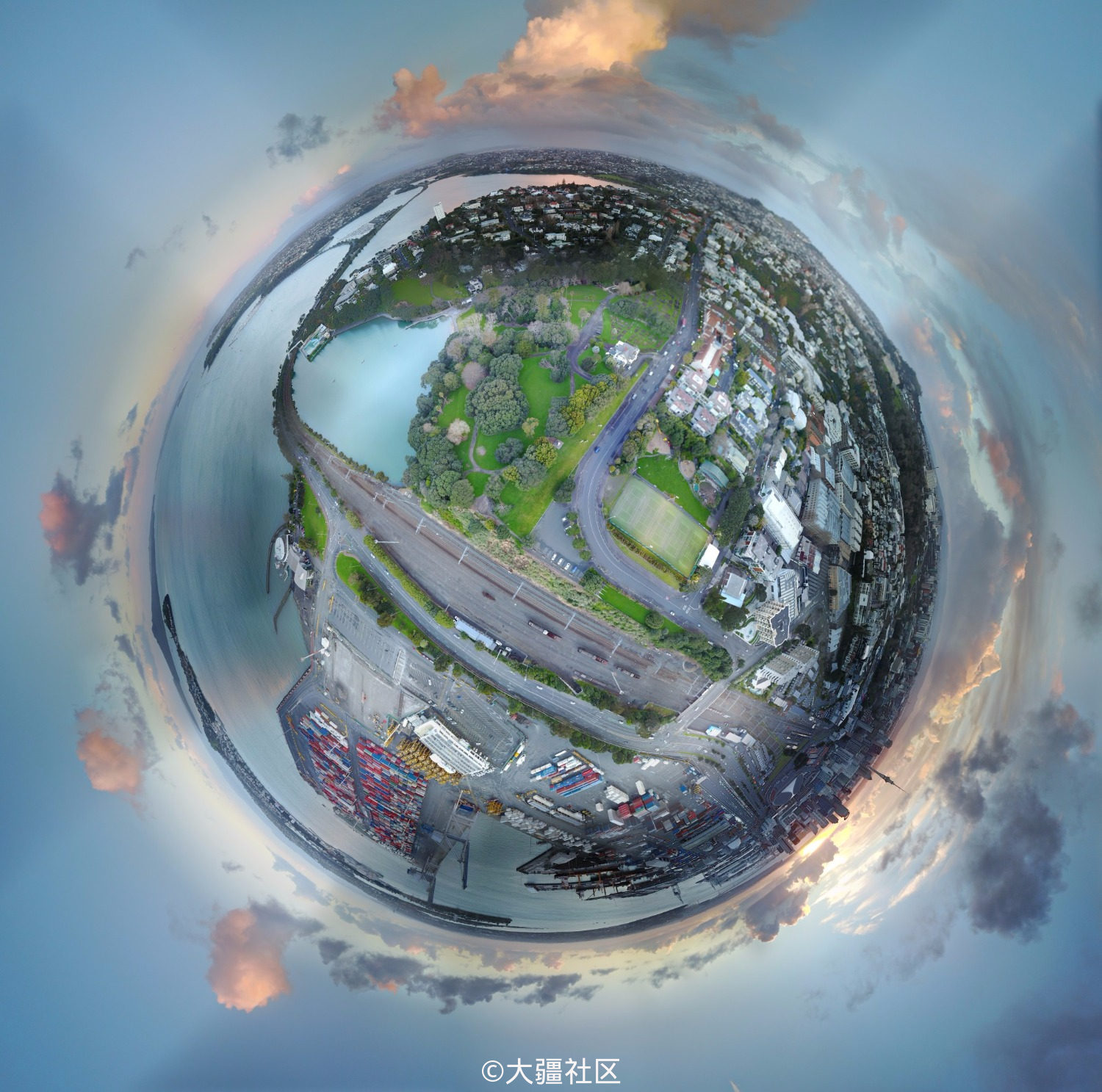 在电脑上用ptgui做成鱼眼图,供大家娱乐 :d  全景来了