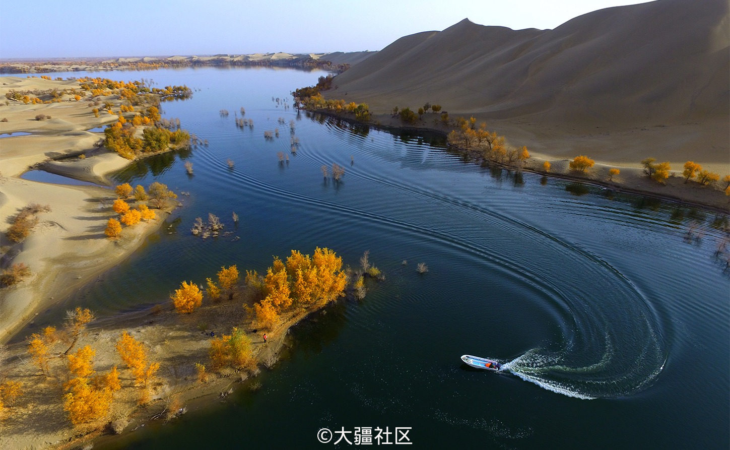 塔克拉玛干沙漠中的罗布湖,一艘小船穿行在沙漠湖泊中,与胡杨,沙漠