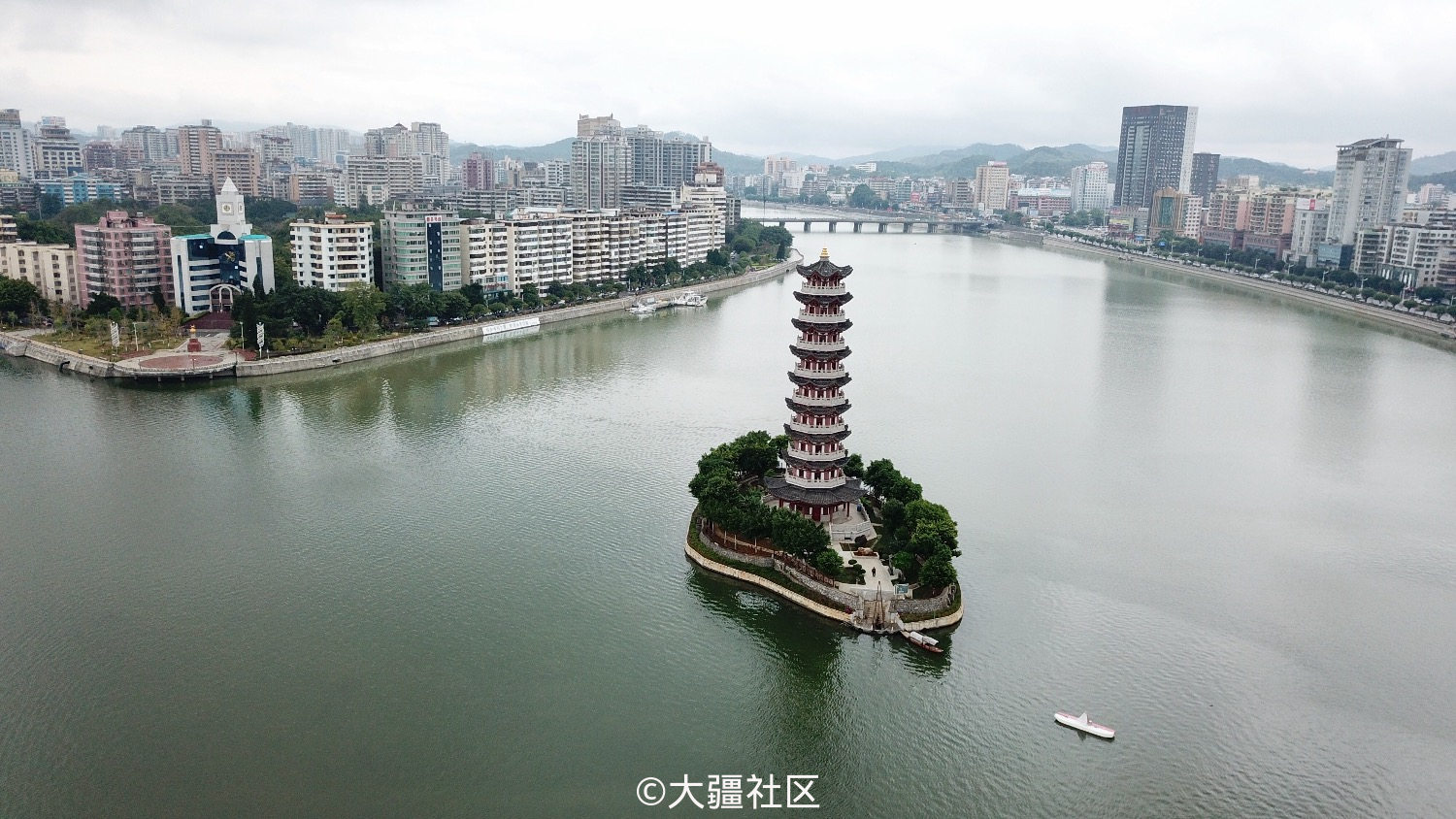 通天塔位于韶关市城南浈武二水合流处洲心岛上