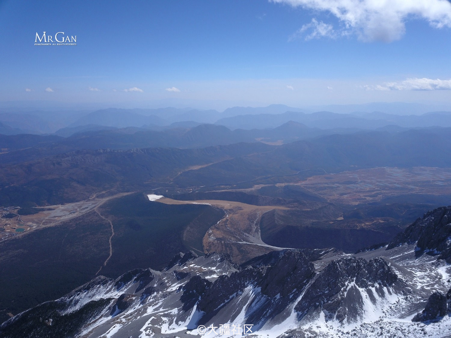 航拍海拔5000m高空的玉龙雪山