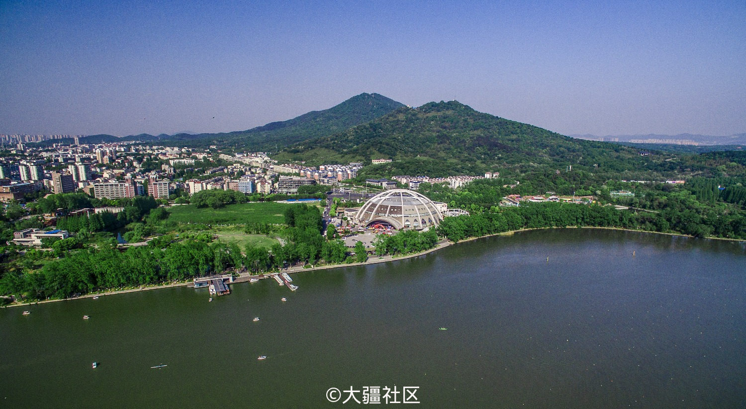 玄武湖的东侧有一座太阳宫剧场