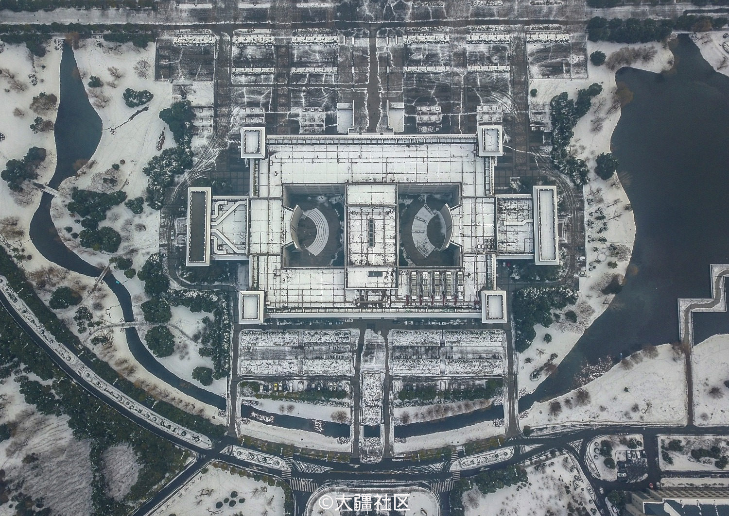 雪后俯瞰李文正图书馆