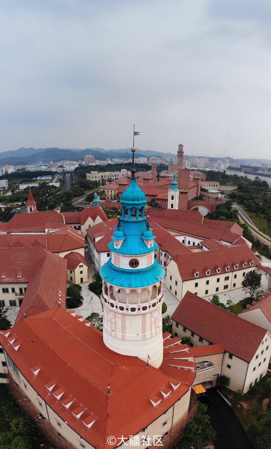 东莞松山湖华为终端基地——溪流背坡村