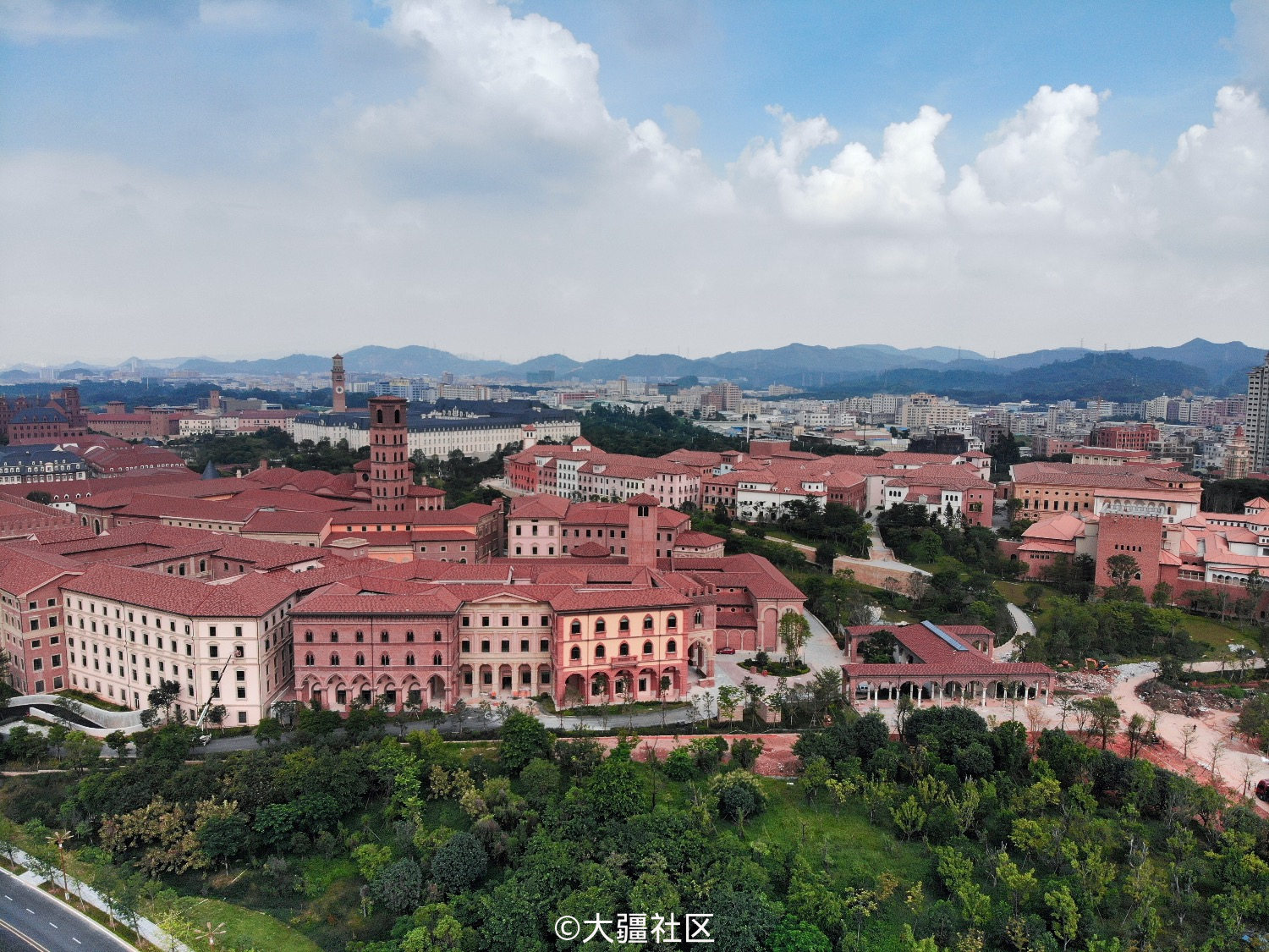 东莞松山湖华为终端基地——溪流背坡村