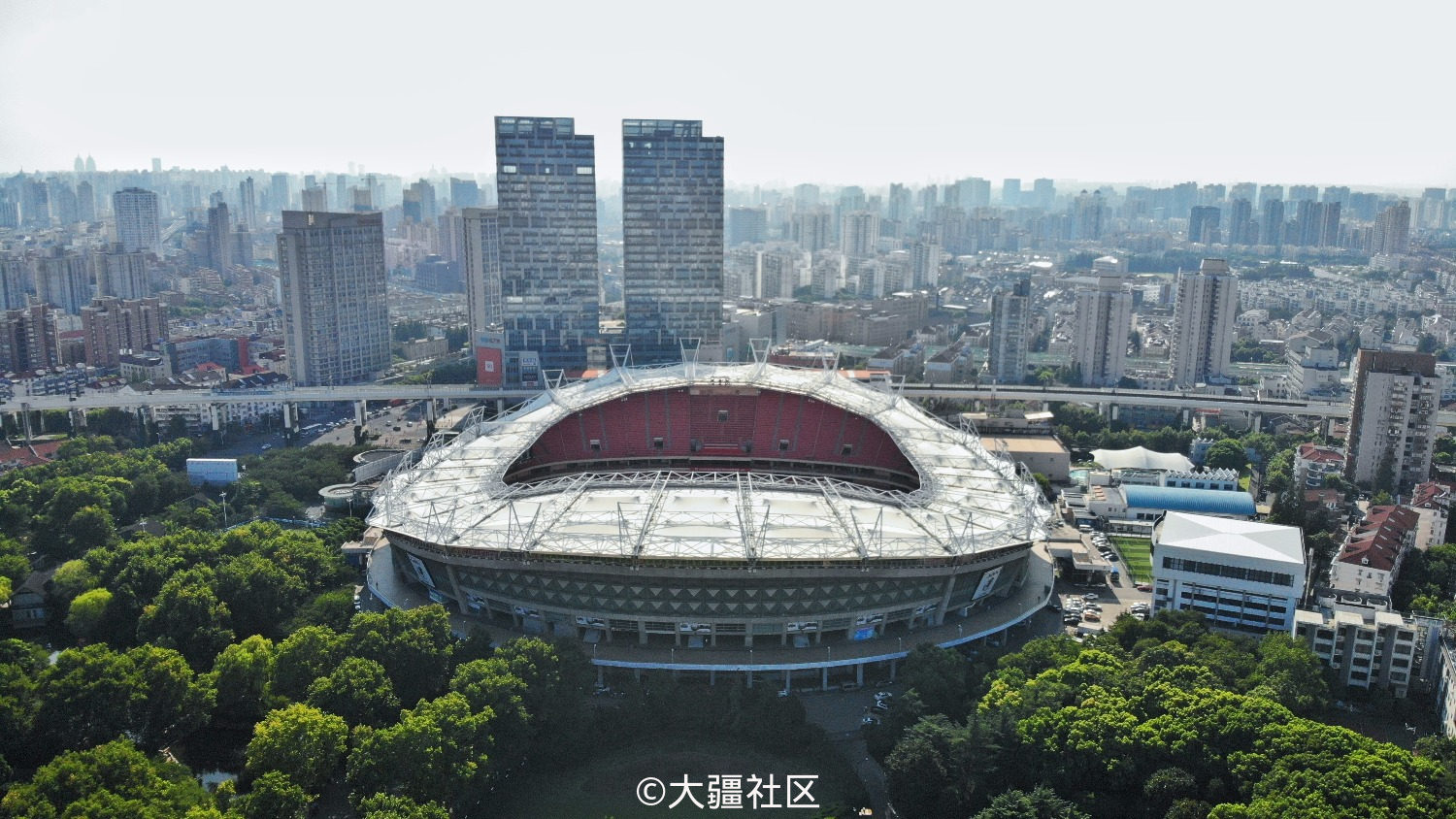 虹口体育馆和白马咖啡馆