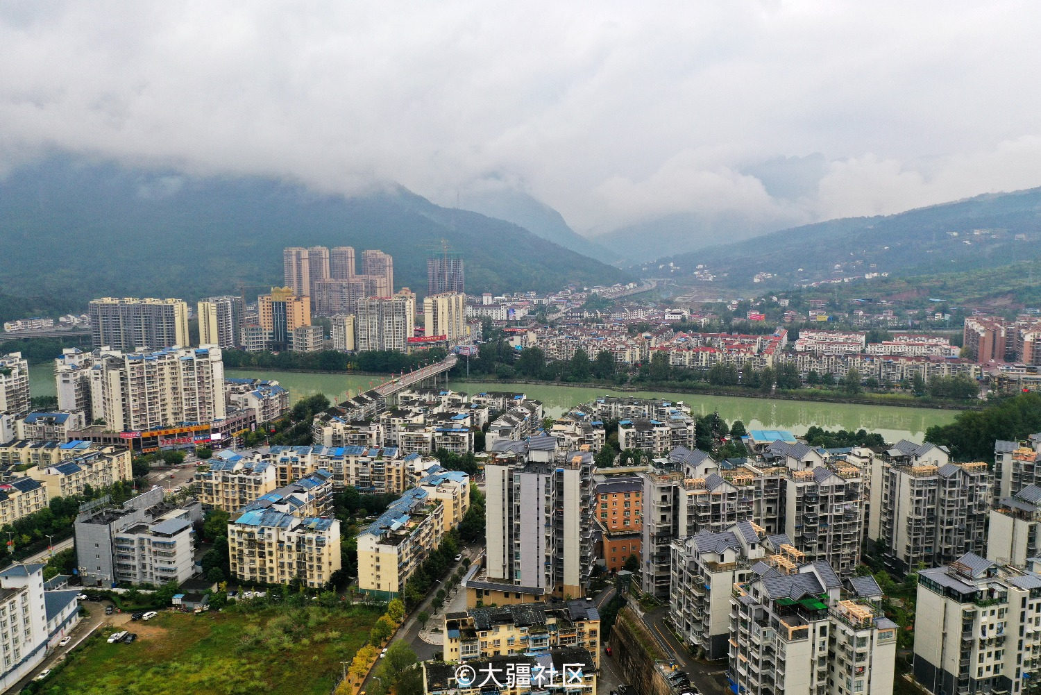 雨后剑阁新县城
