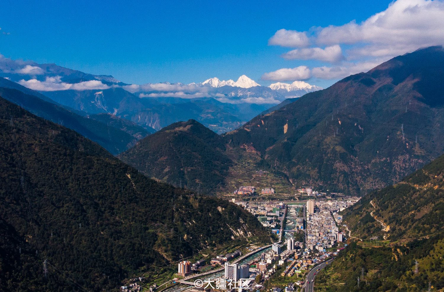 在石棉县城看贡嘎雪山