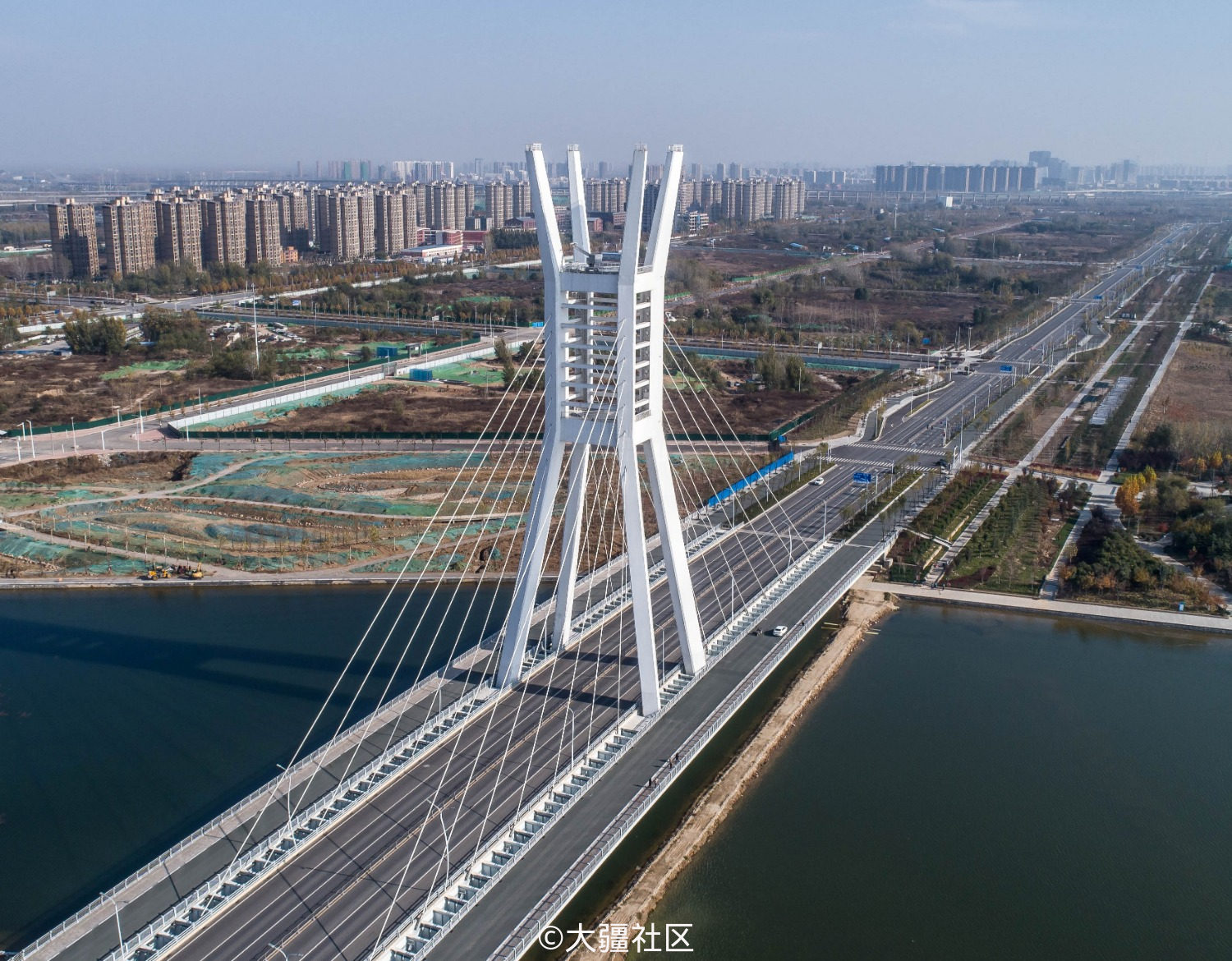 郑州东区一个斜拉桥,索塔酷似古人喝酒的容器--樽.是不是很像呢?