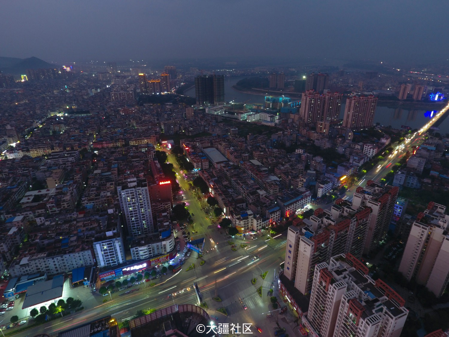 桂平,夜晚中的城市