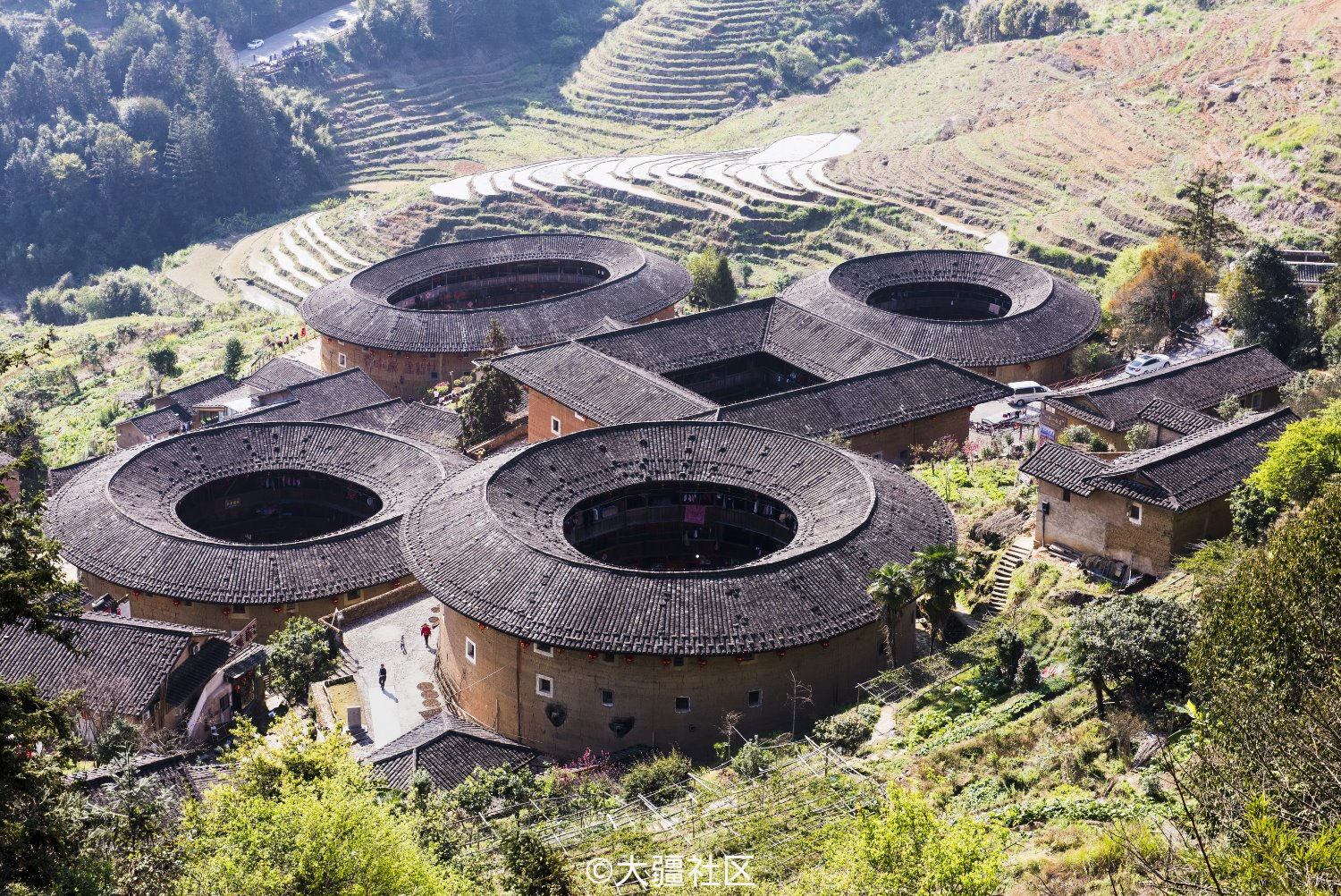福建土楼,著名的"四菜一汤"——田螺坑土楼群全景