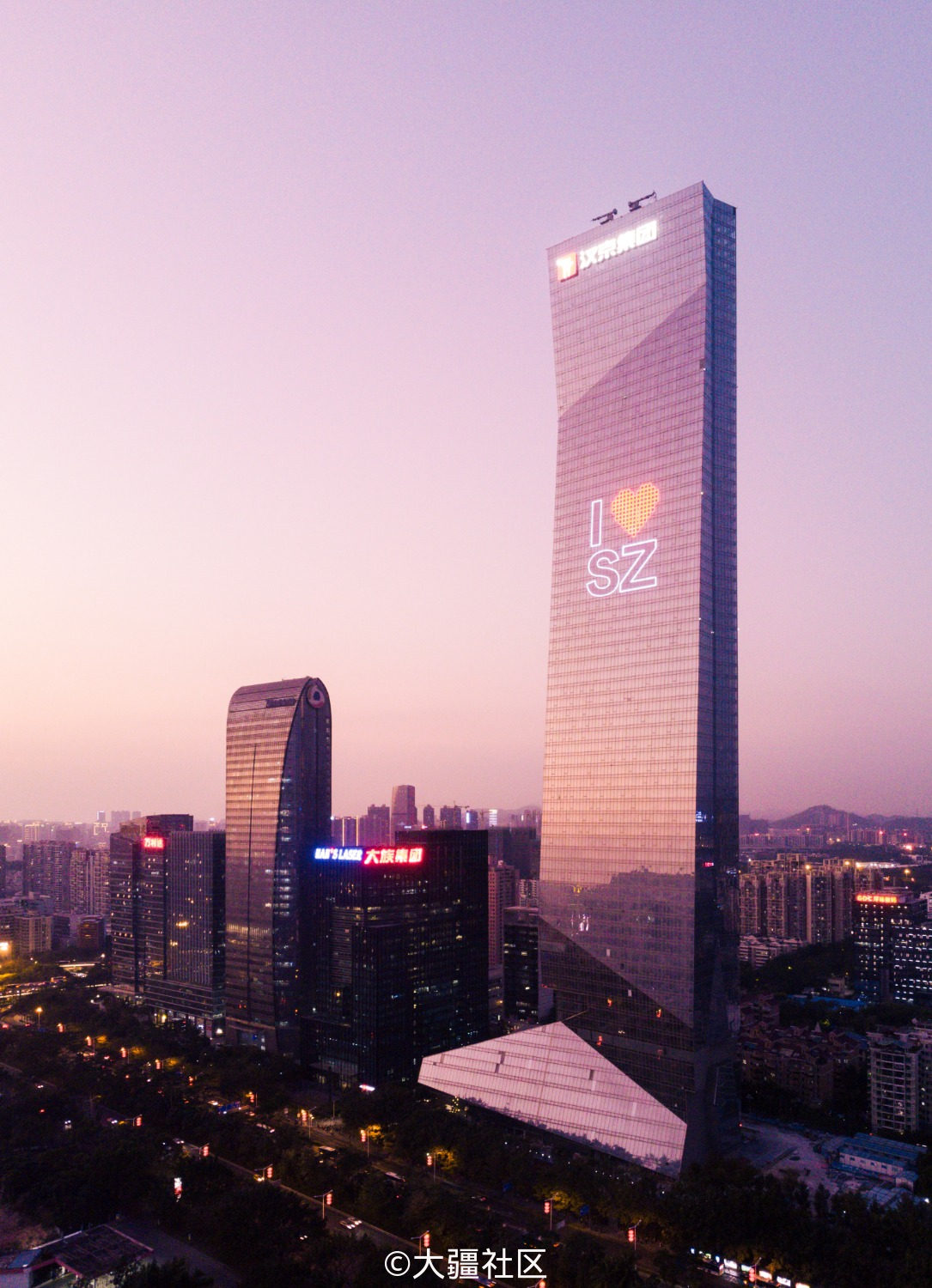 傍晚的漢京大廈 hanking building at night fall