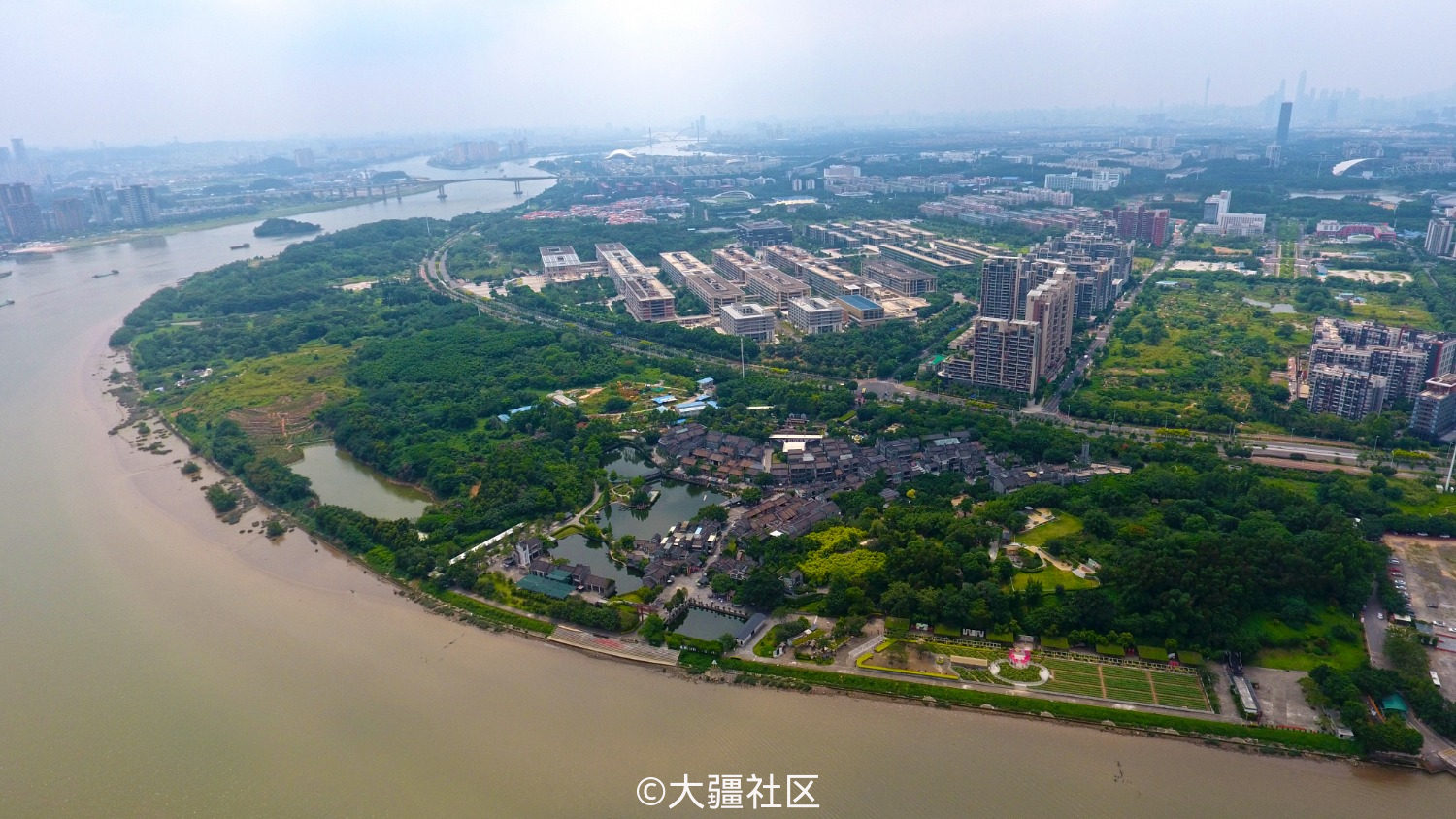 西临洛溪岛,北临生物岛,东临长洲岛,与会展中心所在的琶洲岛隔江相望