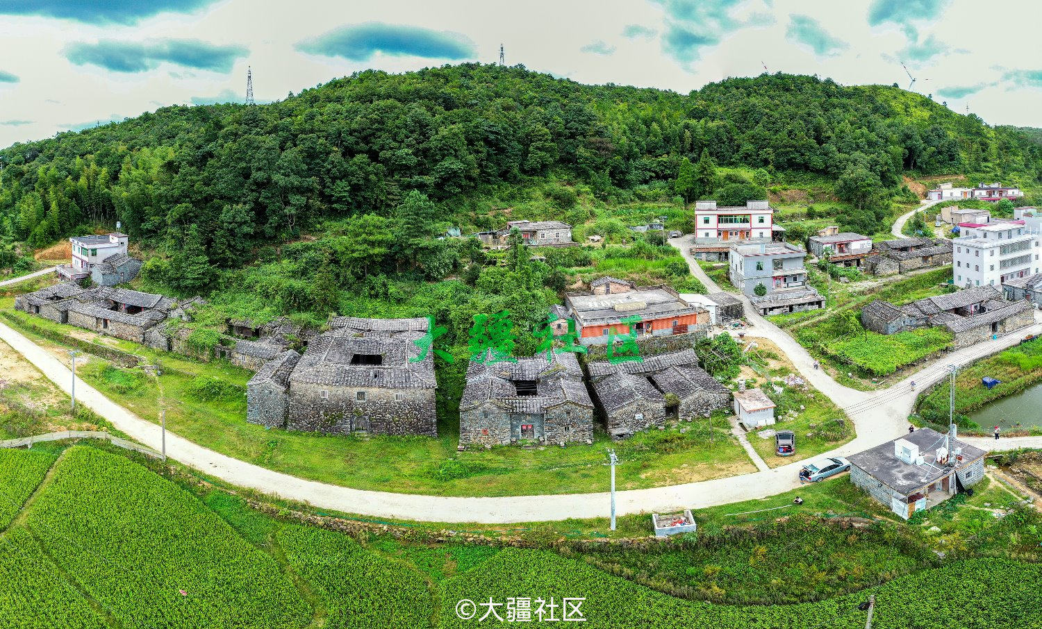 福建省安溪县龙门镇龙美村溪湖店的土(石)楼,曾是安溪往南安,同安千年