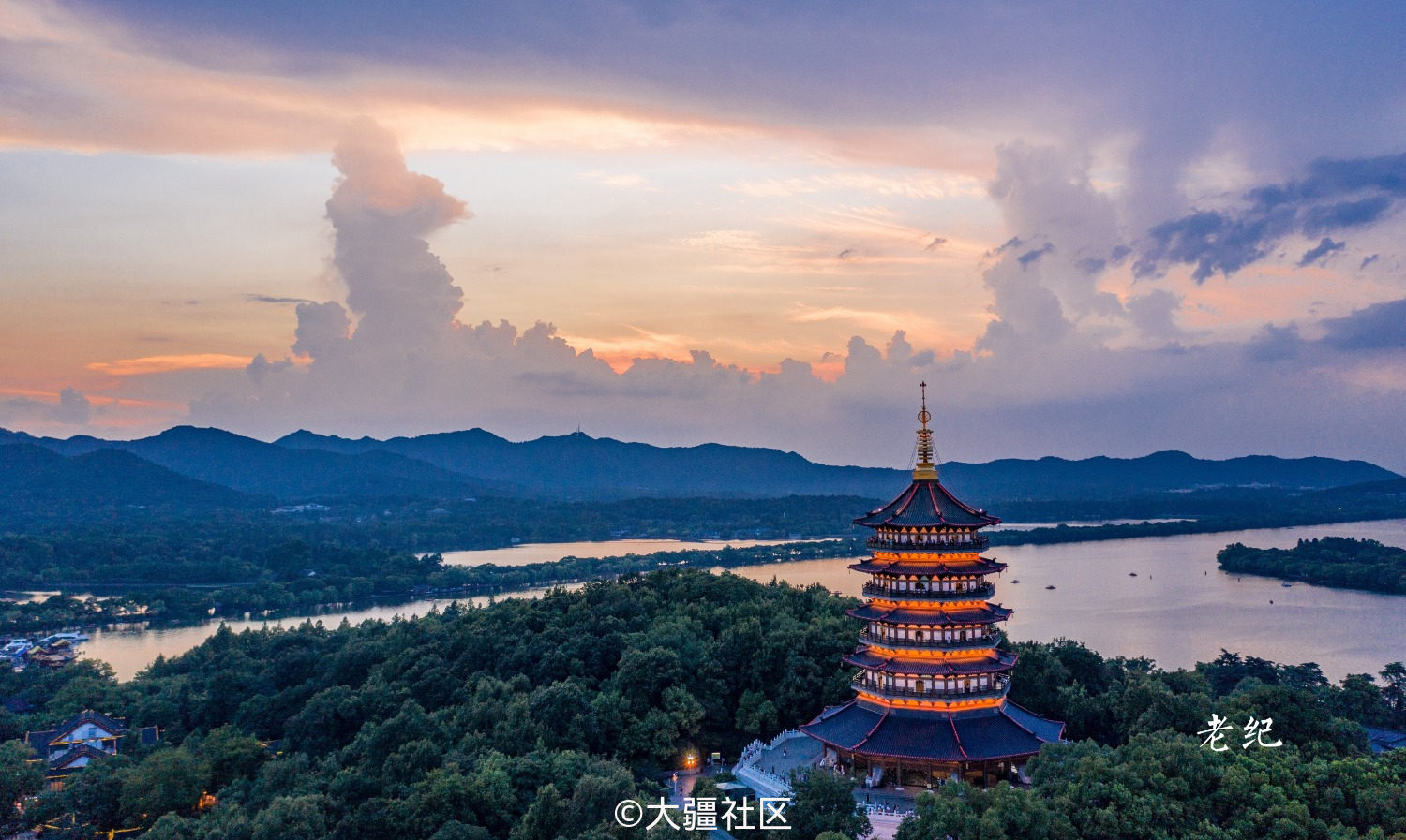 日出雷峰塔在太阳快要从东方升起之际朝霞映红了东方天际