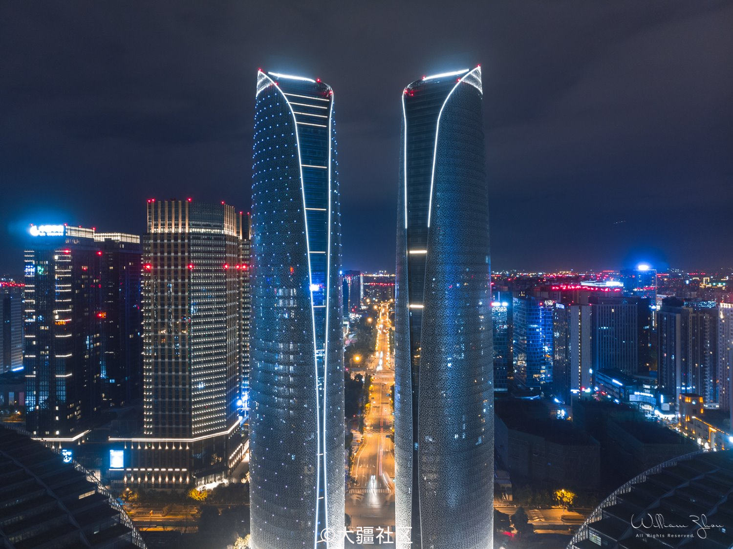 航拍成都双子塔