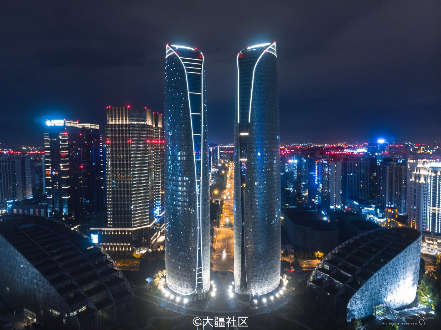 航拍成都双子塔