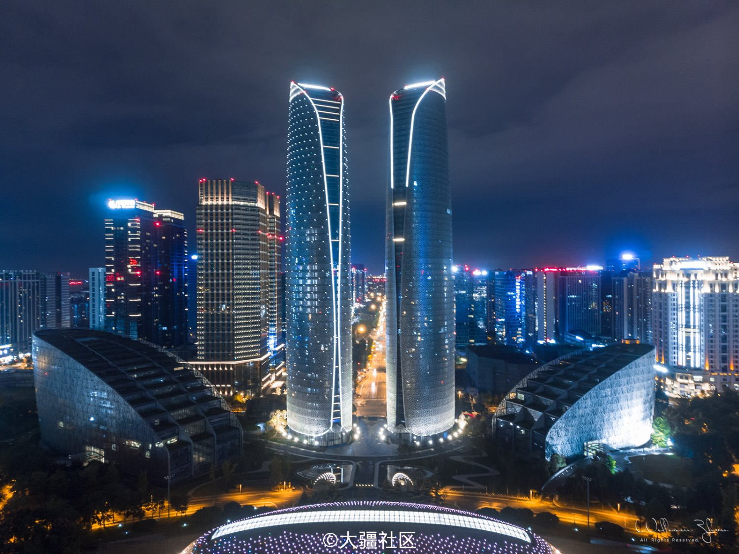 航拍成都双子塔